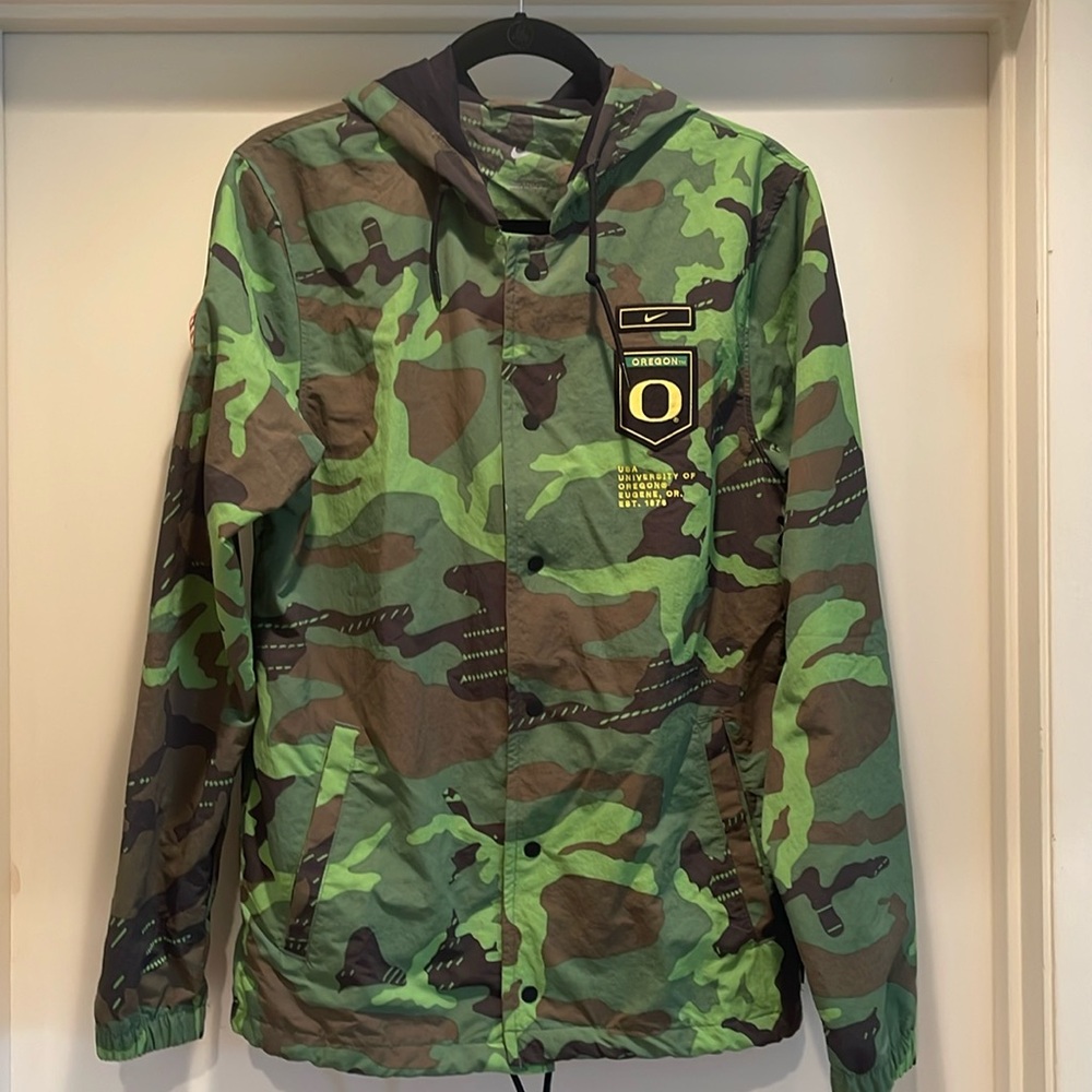EUC NIKE Oregon Ducks Men's SMALL Lightweight Army Camo Hood Jacket